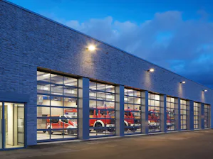 Verglaste Aluminiumtore Maximale Transparenz mit Industrie-Sektionaltoren ALR von Hörmann.