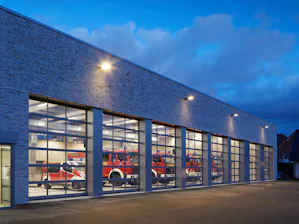 Portoni in alluminio con finestrature Per edifici con esigenze elevate in termini di architettura moderna, trasparenza e ambienti inondati di luce, sono particolarmente adatti i portoni in alluminio con finestrature su ampia superficie...