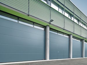 Le grandi aperture esterne degli immobili commerciali sono... Le grandi aperture esterne degli immobili commerciali sono spesso chiuse con porte sezionali industriali. Vengono utilizzati tra l'altro in centri logistici, magazzini, basi dei vigili del fuoco,...