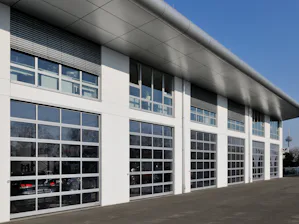 Portoni in alluminio con finestrature Per edifici con esigenze elevate in termini di architettura moderna, trasparenza e ambienti inondati di luce, sono particolarmente adatti i portoni in alluminio con finestrature su ampia superficie...