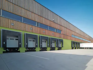 Pramoniniai krovimo tilteliai Hörmann est votre unique fabricant pour tous les composants de votre poste de chargement : niveleurs de quai, sas d’étanchéité, abris de quai et butoirs. Les produits Hörmann issus de notre propre...
