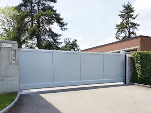 Hofschiebetore von Hörmann kommen überall dort zum Einsatz,... Aluminium-Hofschiebetor HPC, Füllung Glattblech 2 mm