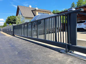 Hofschiebetore von Hörmann kommen überall dort zum Einsatz,... Aluminium-Hofschiebetor HPE, Füllung Stab 30 × 30 mm