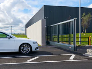 Además de las cancelas correderas de aluminio, nuestra gama... Además de las cancelas correderas de aluminio, nuestra gama también incluye cancelas correderas de acero para patios. Se suministran como un elemento completo con una anchura de apertura de hasta 16...