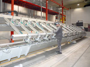 Fertigung in hochspezialisierten Werken nach neuestem Stand... Mann fertigt Hofschiebetor