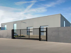 Hofschiebetore von Hörmann kommen überall dort zum Einsatz,... Aluminium-Hofschiebetor HPE als sicherer Abschluss eines Betriebsgeländes