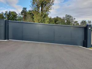Hofschiebetore von Hörmann kommen überall dort zum Einsatz,... Aluminium-Hofschiebetor HPC in Schrägbau-Ausführung