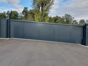 Schon im Standardprogramm bieten unsere Tore vielfältige... Aluminium-Hofschiebetor HPC im Schrägbau