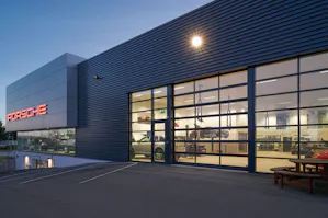 ALR F42 med vinduer i alle seksjoner; sidedør NT60 med samme utseende For bygninger med høye krav til moderne arkitektur, gjennomsiktighet og lysfylte rom, er rammeporter i aluminium, som våre industrileddporter ALR F42, ALR F42 Thermo og ALR 67 Thermo, spesielt godt...