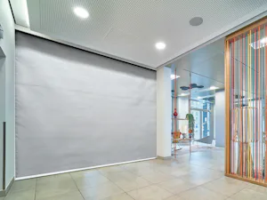 FlexFire od společnosti Hörmann je textilní protipožární...