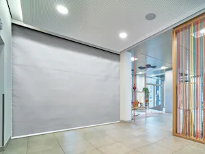 Le FlexFire de Hörmann est un rideau coupe-feu textile pour... Le FlexFire de Hörmann est un rideau coupe-feu textile pour les bâtiments tertiaires et industriels. En cas d’incendie, il permet de fermer de grandes ouvertures en l’espace de quelques secondes et...