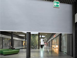 FlexFire fra Hörmann er en tekstil-branngardin for bruk i... FlexFire fra Hörmann er en tekstil-branngardin for bruk i næringsbygg og for industrielle anvendelser. I tilfelle brann kan de lukke store åpninger innen få sekunder, og dermed på en praktisk måte...