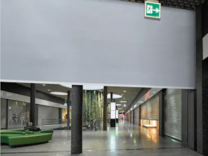 FlexFire från Hörmann är en textil brandgardin för... Brandgardin går ner i en galleria.