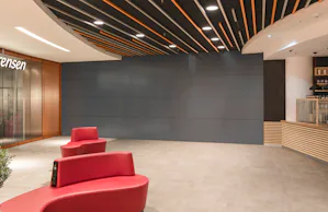 Le rideau coupe-feu textile FlexFire est également... Le rideau coupe-feu textile FlexFire est également disponible en exécution isolée dans la classe de protection anti-incendie EI230. Dans cette variante d’équipement, l’incendie (ni les flammes, ni la...