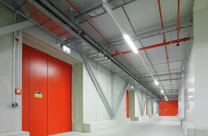 Brandwerende schuifdeuren FST 90-1 OD & FST 90-2 OD
Met een... Meerdere rode brandwerende schuifdeuren van Hörmann. Op deze foto staan de brandwerende schuifdeuren dicht.
