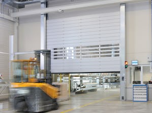 Les portes rapides Hörmann sont utilisées à l’intérieur et à... Les portes rapides Hörmann sont utilisées à l’intérieur et à l’extérieur afin d’optimiser les flux de trafic, de réguler la température et d’économiser de l’énergie. La gamme Hörmann comprend des...