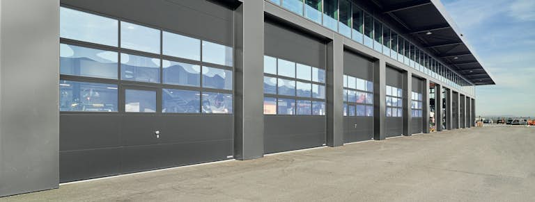 Sectionaaldeuren, ook wel overheaddeuren genoemd, gaan verticaal open en daarmee ontstaat ruimte vóór en achter de deur