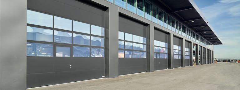 Industri-leddporter Sectionaaldeuren, ook wel overheaddeuren genoemd, gaan verticaal open en daarmee ontstaat ruimte vóór en achter de deur