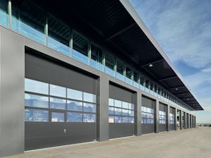 A szekcionált kapuk függőlegesen nyílnak, így a kapu előtti... Sectionaaldeuren, ook wel overheaddeuren genoemd, gaan verticaal open en daarmee ontstaat ruimte vóór en achter de deur