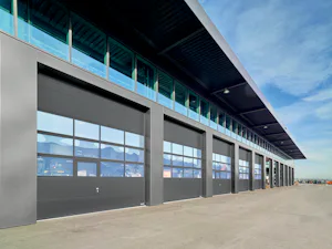 Grosse Aussenöffnungen gewerblich genutzter Immobilien... Grosse Aussenöffnungen gewerblich genutzter Immobilien werden häufig mit Industrie-Sektionaltoren geschlossen. Sie kommen u. a. in Logistikzentren, Lagerhallen, Feuerwehr-Stützpunkten, Werkstätten,...