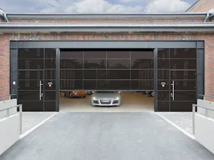 Portes sectionnelles en aluminium pour une architecture sophistiquée Porte sectionnelle industrielle ALR F42 Vitraplan Hörmann dans un bâtiment à caractère représentatif.