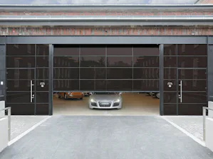 Portoni in alluminio con finestrature esclusive Per un'architettura particolarmente sofisticata, si consiglia l'uso dei portoni in alluminio con finestrature esclusive Hörmann ALR F42 Vitraplan. Questi portoni sono un attraente richiamo visivo per...