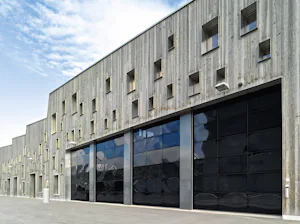 Portes sectionnelles en aluminium pour une architecture sophistiquée Portes ALR F42 Vitraplan Hörmann pour une architecture particulièrement sophistiquée.