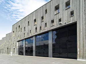 ALR Vitraplan med gråtonet glass For bygninger med høye krav til moderne arkitektur, gjennomsiktighet og lysfylte rom, er rammeporter i aluminium, som våre industrileddporter ALR F42, ALR F42 Thermo og ALR 67 Thermo, spesielt godt...