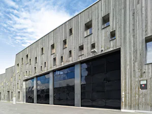 Portoni in alluminio con finestrature esclusive Per un'architettura particolarmente sofisticata, si consiglia l'uso dei portoni in alluminio con finestrature esclusive Hörmann ALR F42 Vitraplan. Questi portoni sono un attraente richiamo visivo per...