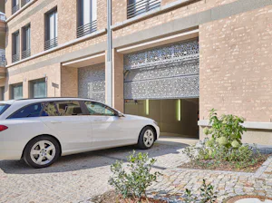 Portes en aluminium pour bardage par l’utilisateur ALR F42 Hörmann avec bardage fourni par l’utilisateur pour une conception individuelle de la porte et de la façade.