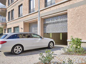 Portoni in alluminio per una pannellatura a cura del cliente Per una configurazione del portone e della facciata particolarmente personalizzata, vengono utilizzati portoni con la possibilità di una pannellatura in loco, ad es. in edifici esclusivi e garage...