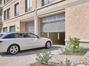 Portes en aluminium pour bardage par l’utilisateur ALR F42 Hörmann avec bardage fourni par l’utilisateur pour une conception individuelle de la porte et de la façade.