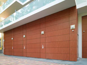 Portoni in alluminio per una pannellatura a cura del cliente Per una configurazione del portone e della facciata particolarmente personalizzata, vengono utilizzati portoni con la possibilità di una pannellatura in loco, ad es. in edifici esclusivi e garage...