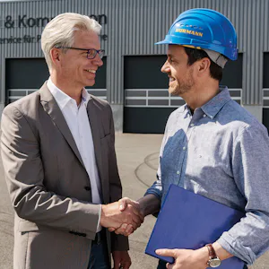 Ihre Vorteile im Überblick Montage- und servicefreundlich Langlebige Konstruktion Komfortable Antriebslösungen Schnelle Toröffnung bis zu 1 m/s Sichere Bedienung Effiziente Wärmedämmung Zuverlässige Einbruchhemmung...