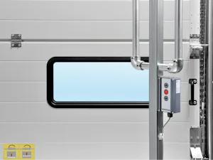 Portes logistiques Portes Parcel de Hörmann avec vitrage et bouton-poussoir DTH-R (service en pression maintenue) pour un fonctionnement sûr.