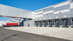 SPU F42 i kombinasjon med isolerte lastebrygger og værtettinger fra Hörmann De isolerte leddportene SPU F42 / SPU 67 Thermo anbefales til oppvarmede haller for å holde energitapet så lavt som mulig. Leddportene av stål med brutt kuldebro som standard og aluminiumsleddportene...