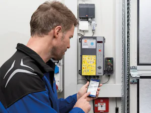 BlueControl BlueControl è un' app gratuita che, in combinazione con le centraline di comando 545 e 560, supporta la messa in funzione nonché gli interventi di assistenza e manutenzione dei portoni sezionali...