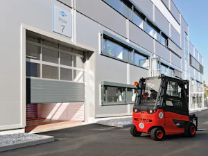 Porte sectionnelle industrielle Hörmann avec barrière immatérielle. Système radio BiSecur Porte sectionnelle industrielle Hörmann avec barrière immatérielle.