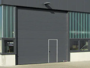 Portillons incorporés sans butée de seuil Porte sectionnelle industrielle Hörmann avec portillon incorporé.