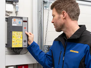 Motorisations, commandes et solutions pour la logistique Hörmann SmartControl permet une maintenance prédictive des portes industrielles.