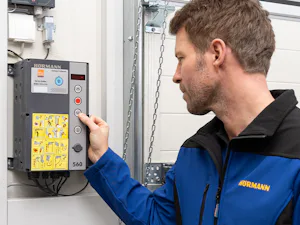 Motorizzazioni, centraline di comando e soluzioni per la logistica I portoni sezionali industriali sono completati in modo ideale dalla nostra tecnologia di azionamento e controllo ad alte prestazioni. In questo modo i portoni possono essere integrati su richiesta,...