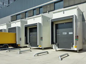 Motorisations, commandes et solutions pour la logistique Les portes sectionnelles industrielles et les équipements de quai Hörmann concordent parfaitement.