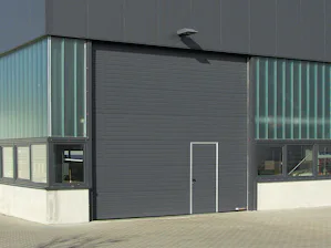 Porte pedonali integrate senza soglia Una porta pedonale integrata è integrata direttamente nella struttura del portone e consente il passaggio delle persone se la necessità di dover aprire tutto il portone. Poiché la sicurezza è di...