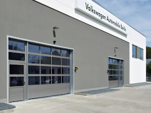Portillons indépendants assortis Porte sectionnelle industrielle Hörmann avec portillon indépendant assorti.