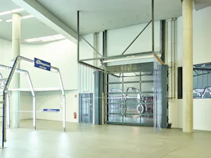Hörmann Flex-strokengordijnen zijn uitermate geschikt als... Hörmann Flex-strokengordijnen zijn uitermate geschikt als voordelige afsluiting van grote halopeningen. De slijtvaste PVC-stroken sluiten goed en gaan alleen over de breedte van het voertuig of de...