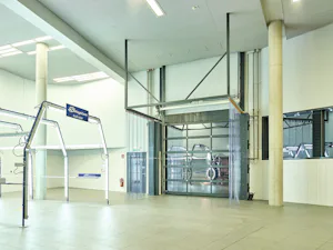 Fleksibilna nihajna vrata in lamelne zavese Flex so... Fleksibilna nihajna vrata in lamelne zavese Flex so prilagodljive in funkcionalne rešitve za učinkovito zapiranje prehodov v industrijskih in logističnih objektih. Nihajna vrata s fleksibilnim vratnim...