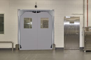 Las puertas de vaivén con hoja flexible de Hörmann están... Las puertas de vaivén con hoja flexible de Hörmann están concebidas para su uso en el interior de edificios con un tráfico normal de carretillas elevadoras. Las puertas de vaivén se suministran...