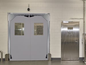 Hörmann Flex-Pendeltore sind für den Einsatz innerhalb von... Hörmann Flex-Pendeltore sind für den Einsatz innerhalb von Gebäuden bei normalem Stapler-Verkehr konzipiert. Die Pendeltore werden für eine einfache Montage komplett vormontiert ausgeliefert. Die...