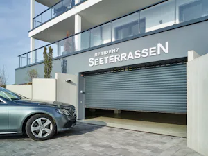 A Hörmann alumíniumból és acélból készült redőnykapuk... TGT Decothem S redőnykapu ablakprofilokkal