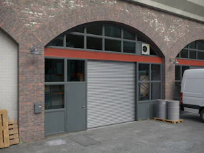 Industrijska navojna vrata Hörmann iz aluminija in jekla so... Industrijska navojna vrata Hörmann iz aluminija in jekla so zasnovana z mislijo na učinkovitost. Zaradi preproste konstrukcije z malo komponentami zahtevajo minimalno vzdrževanje, kar jih naredi...
